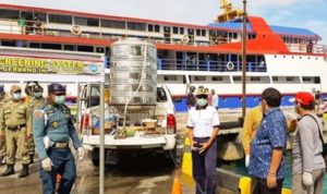 Kepada penumpang yang baru tiba di pelabuhan, Parapaga meminta petugas untuk bisa mengarahkan mereka agar lebih proaktif dalam mengikuti semua langkah pemeriksaan.