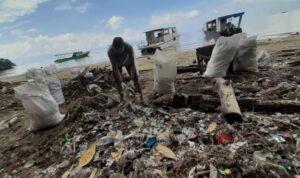 Bikin Malu, 5 Ton Sampah Berserakan di Pantai Bunaken