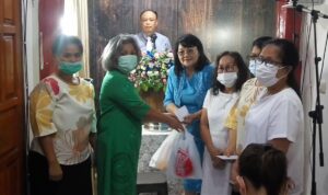 Taty Hendropriyono Berbagi Kasih Bersama Lansia