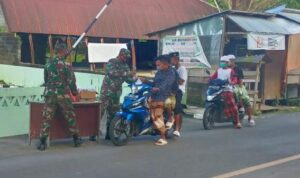 TNI Berbagi Takjil untuk Warga Bitung