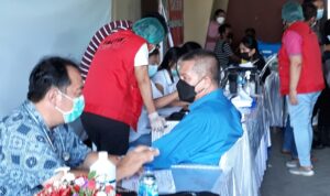 Anggota Jemaat GMIM Kharisma Buha Disuntik Vaksin