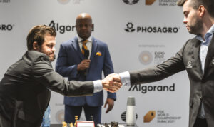 Magnus Carlsen Pertahankan Gelar Juara Dunia Catur