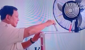 Prabowo Mencoblos di TPS 08 Hambalang