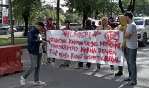 Kasus Skincare Merkuri: Massa Minta Polisi Tahan Tersangka