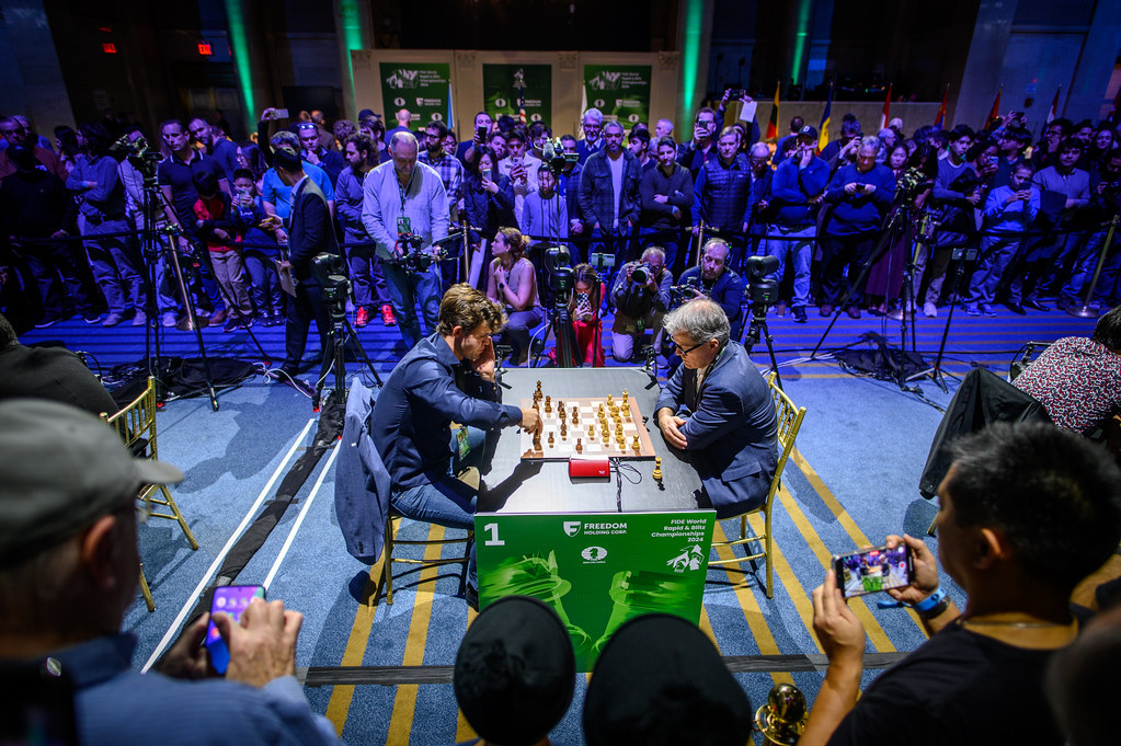 Carlsen Lolos ke Perempat Final Catur Kilat dengan Celana Jeans