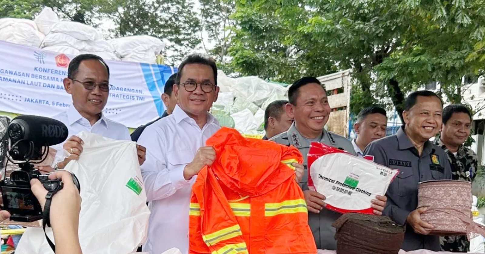 Kemendag Sita Baju Bekas Impor Ilegal Senilai Rp8 Miliar