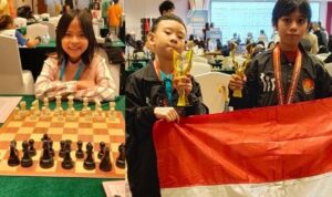 Zach, Veronica Makalew dan Kenny Bawa Emas Catur dari China