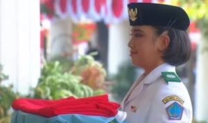 Bianca Lantang, Pembawa Baki Merah Putih di Istana
