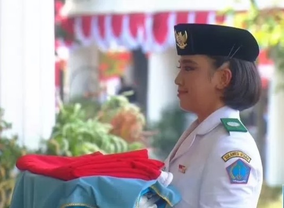 Bianca Lantang, Pembawa Baki Merah Putih di Istana