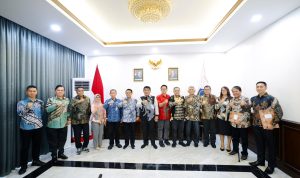 Serahkan SK Pembentukan, Gubernur Yulius Selvanus Ajak FKDM Jadi Garda Terdepan Kewaspadaan Daerah