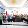 Serahkan SK Pembentukan, Gubernur Yulius Selvanus Ajak FKDM Jadi Garda Terdepan Kewaspadaan Daerah