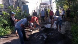 Semangat Gotong Royong, Warga Buha Perbaiki Jalan Rusak dengan Dana Swadaya