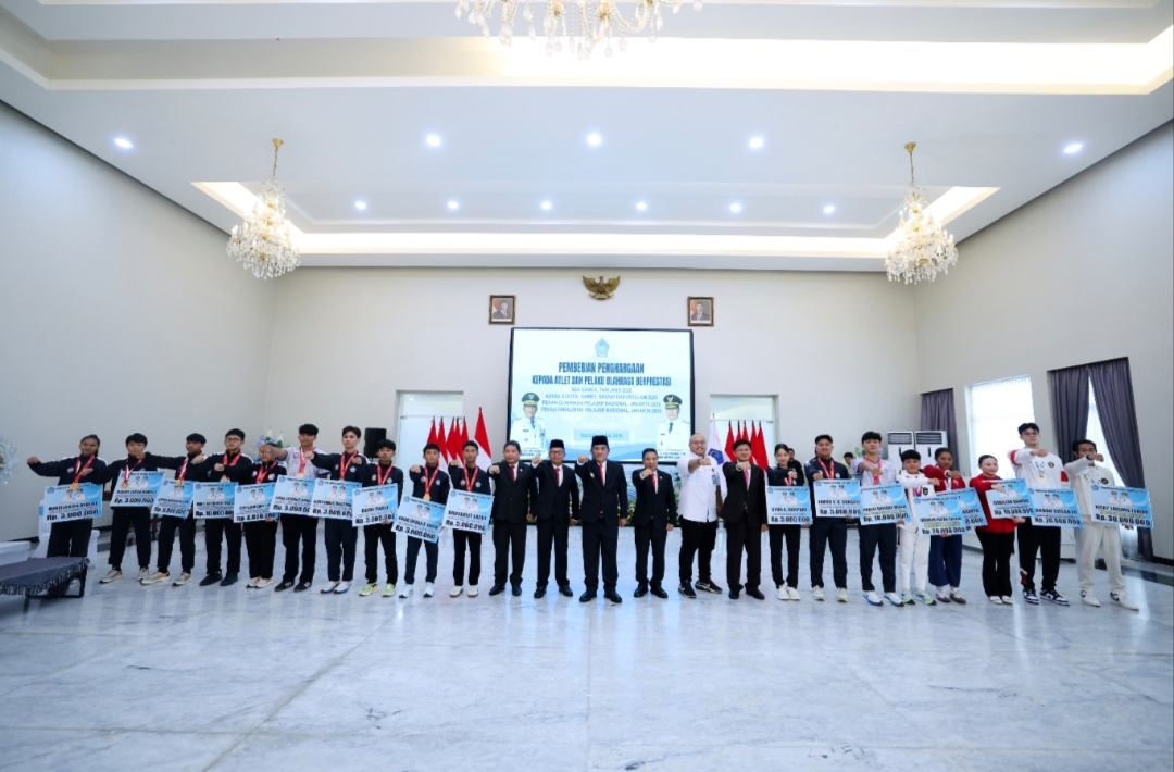 Gubernur Yulius Selvanus Serahkan Bonus, Bukti Nyata Kepedulian Pemerintah Sulut Kepada Atlet Berprestasi