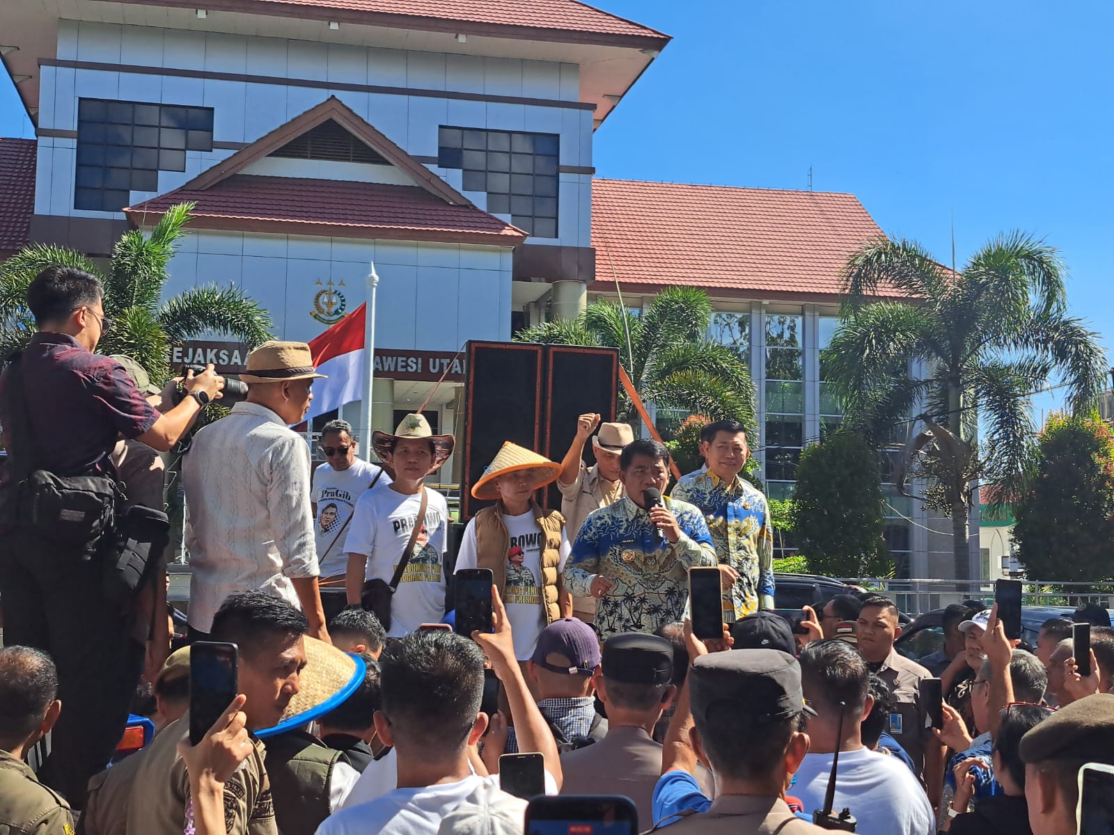 Di Hadapan Massa Aksi Damai Mapalus Pragib, Gubernur YSK Tegaskan Komitmen Pemprov Sulut Dukung Program Strategis Presiden