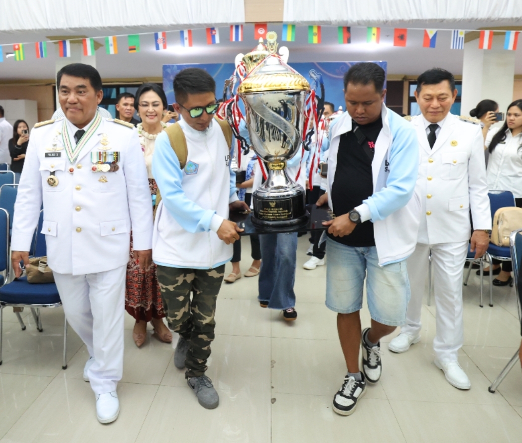 Sambut Kontingen Pesparawi Nasional Yang Ukir Sejarah Bawa Piala Bergulir Presiden ke Sulut, Gubernur Yulius: Bukti Kerja Keras dan Talenta Anak Daerah