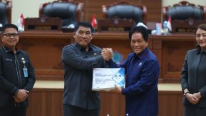 Hadiri Paripurna DPRD Sulut, Gubernur Yulius Selvanus Tegaskan Komitmen Tata Kelola Keuangan yang Transparan dan Berkelanjutan